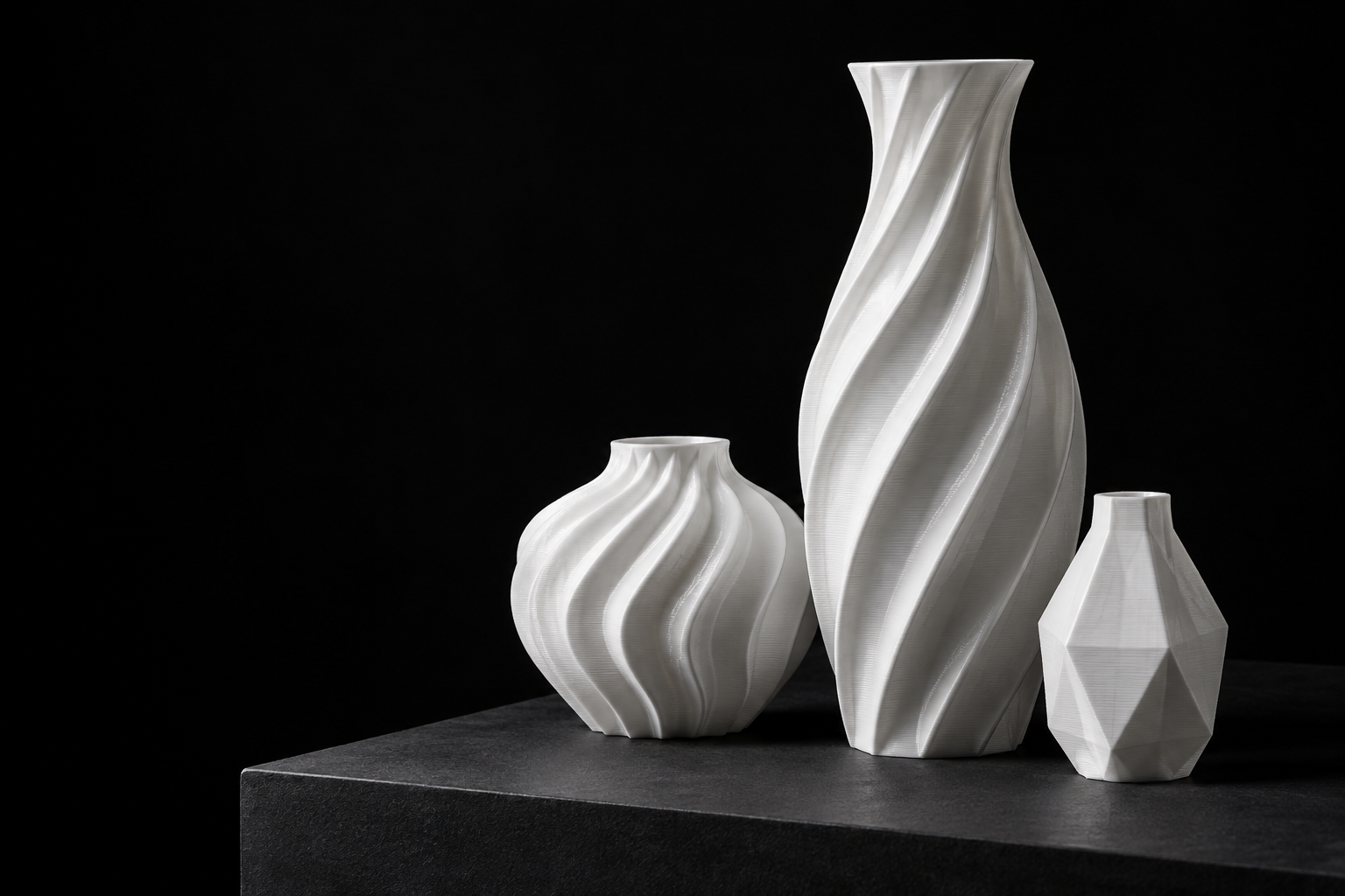 Konsep tiga vas putih dengan bentuk spiral, gelombang dan geometris di atas podium hitam